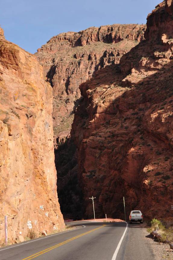 Canyon estreito na estrada que leva ao olo del Inca, próximo à Potosí - Bolívia